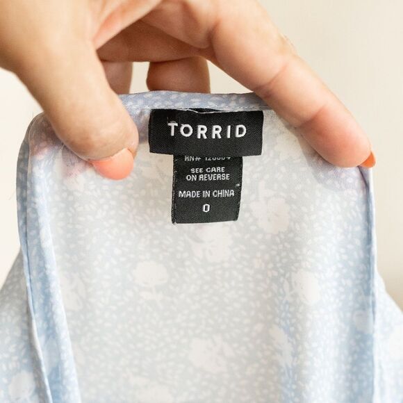 Torrid Light Blue Floral Sleeveless Blouse size 0 - Picture 9 of 13